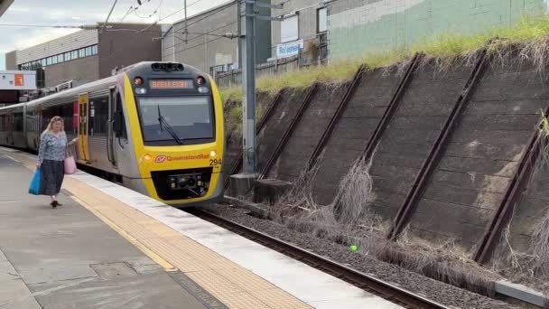 Brisbane Translink Railway Train Arriving Bowen Hills Station Passengers Travellers — Stock videók