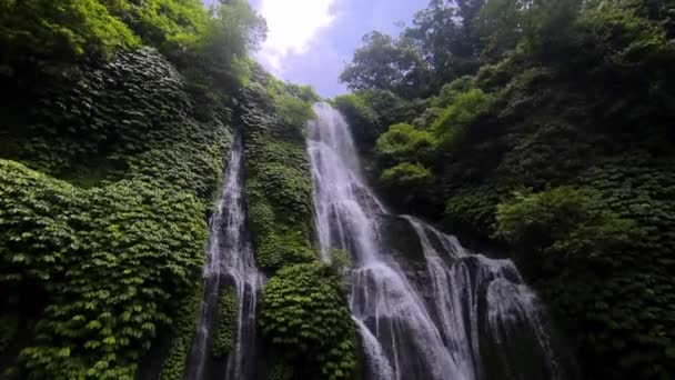 Остров Бали Индонезия Водопады Близнецы Баньюмала Зеленом Цвете Loe Angle — стоковое видео