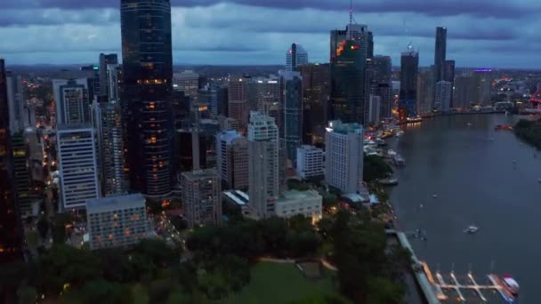 Fast Flying Brisbane City River Parked Boats Brisbane Skytower Frame — Stockvideo