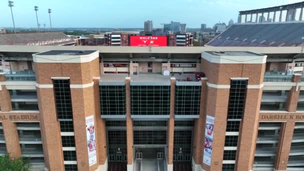 Texas Longhorn Football Stadium Austin City Skyline Distance Aerial Reveal — Stok Video
