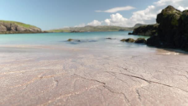 Close Shot Focused Sandy Beach Foreground Water Flows Beach Turquoise — Vídeo de Stock