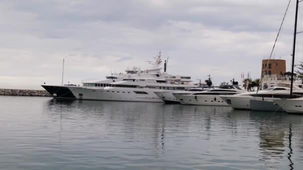 Yachts Marina Puerto Banus Marbella Spain Wide Shot — Vídeos de Stock