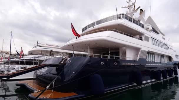 Puerto Banus Marina Luxury Yachts Marbella Spain Handheld Shot — Vídeos de Stock