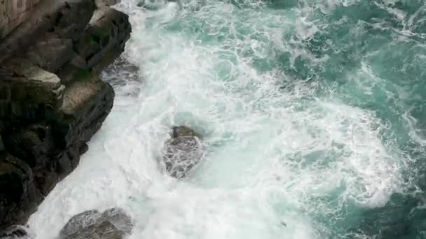 Powerful Unpredictable Waves Crash Violently Rocks Middle Deep Teal Ocean — Stock video