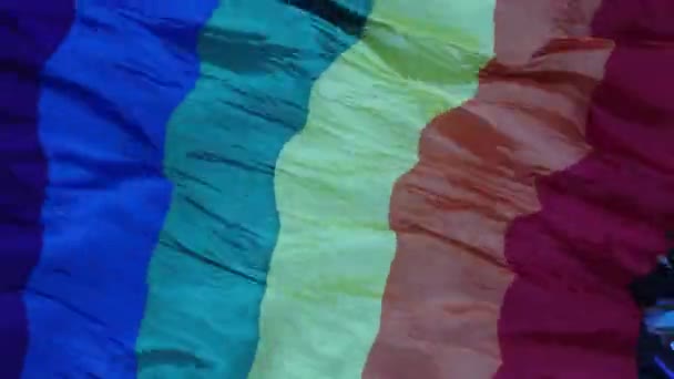 Флаг Длиной Футов Размахивает Поддерживающим Лгбт Сообществом Время Парада Гордости — стоковое видео