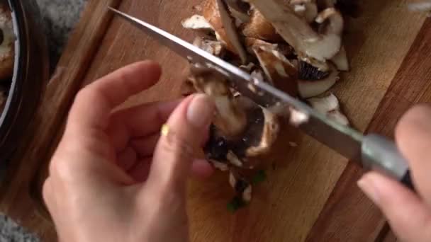 Fresh Portobello Mushrooms Being Cut Chopping Board Overhead Vertical Shot — Vídeos de Stock