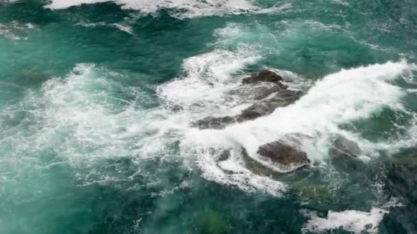 Powerful Unpredictable Waves Crash Violently Rocks Middle Deep Teal Coloured — Stock video