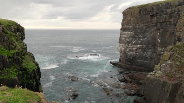 Looking Out Bay Waves Crash Tall Imposing Sea Cliff Ocean — Vídeo de Stock