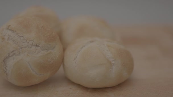 Pomalý Pohyb Pánev Kaiser Roll Dřevěné Desce — Stock video