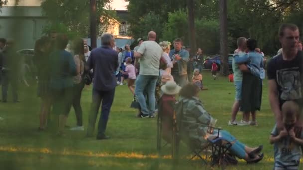 Летний Фестиваль Городском Парке Люди Отдыхали Парке Траве Вечерний Концерт — стоковое видео