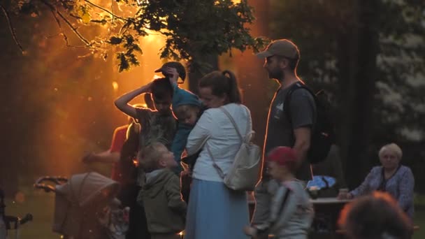 Фестиваль Літнього Відпочинку Міському Парку Люди Відпочивали Парку Траві Вечірній — стокове відео
