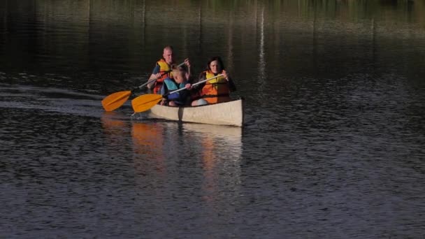 Family Canoeing Lake — стоковое видео