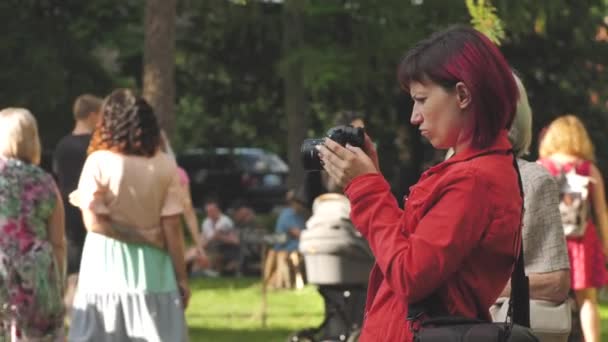 Midsummer Festival City Park People Rested Park Grass Evening Concert — Videoclip de stoc