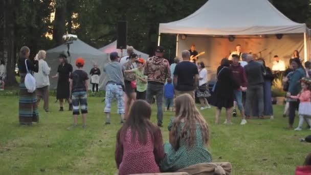 Midsummer Festival City Park People Rested Park Grass Evening Concert — Vídeo de Stock