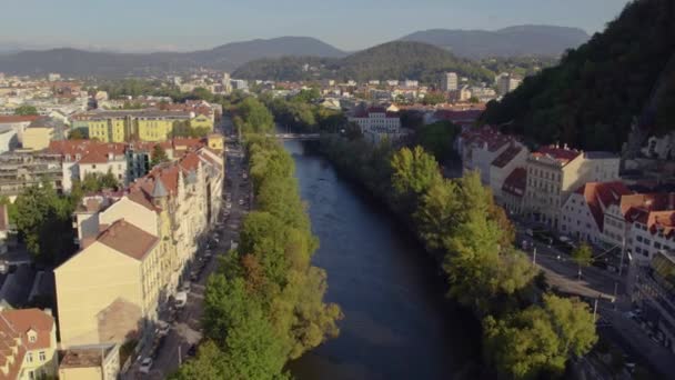오스트리아의 로즈버그 기슭에 경치좋은 건물들을 보인다 — 비디오