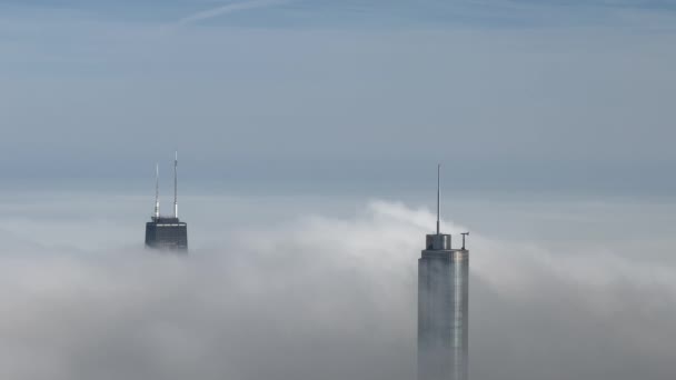 Twee Chicago Skyscrapers Porren Uit Boven Lage Mist Wolken Strakke — Stockvideo