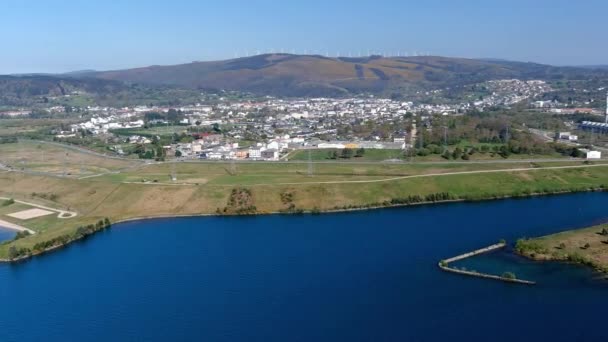 Село Теплова Електростанція Димоходом Вітровими Турбінами Горах Сонячний День Дрони — стокове відео