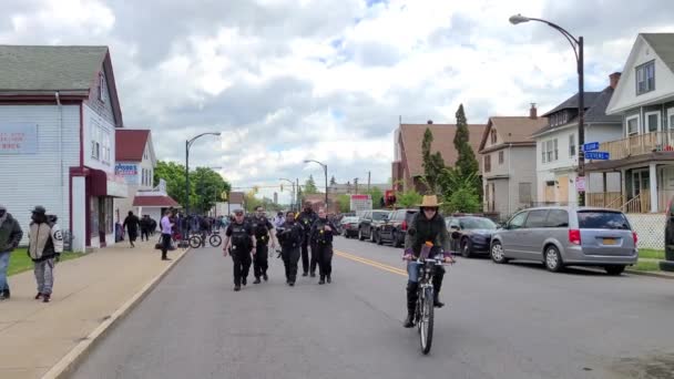 Achterwaartse Beweging Schoot Een Groep Van Politie Vooruit Buffalo City — Stockvideo