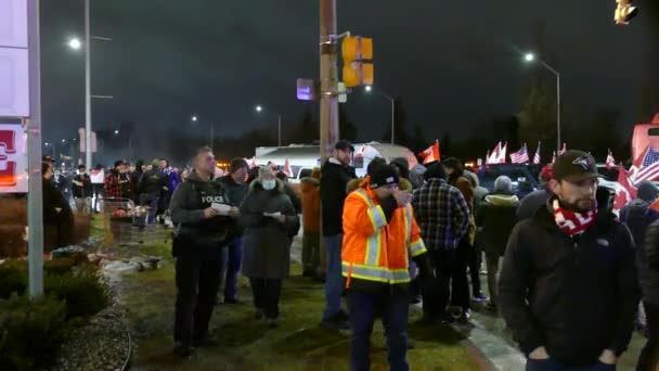 Policía Caminando Por Multitud Manifestantes Calle Una Noche Invierno Bloqueo — Vídeo de stock