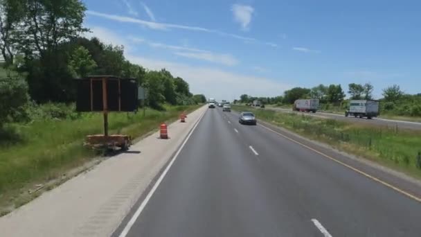 Highway Travel I80E Channahon Illinois Front View Car Pickup — Vídeos de Stock