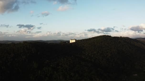 Castle Top Hill Far Away Drone Reveal Shot — Αρχείο Βίντεο