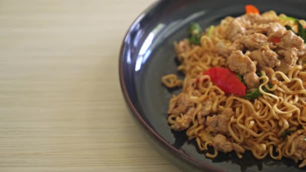 Nouilles Instantanées Sautés Maison Basilic Thaïlandais Porc Haché Style Thaïlandais — Video