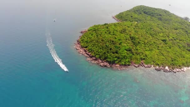 Aerial Orbital View Speedboat Sailing Turquoise Ocean Close Rocky Coast — Stockvideo