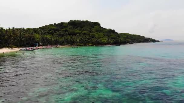 Flying Low Clear Turquoise Waters Brightly Colored Coral Reefs Next — Vídeo de Stock