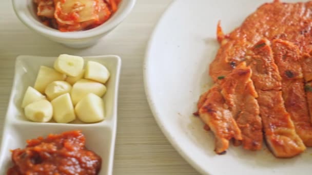 Carne Cerdo Parrilla Marinado Salsa Kochujang Estilo Coreano Con Verduras — Vídeos de Stock