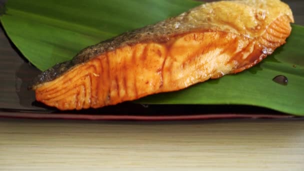 Gegrilltes Lachssteak Mit Sojasauce Auf Teller Japanische Küche — Stockvideo