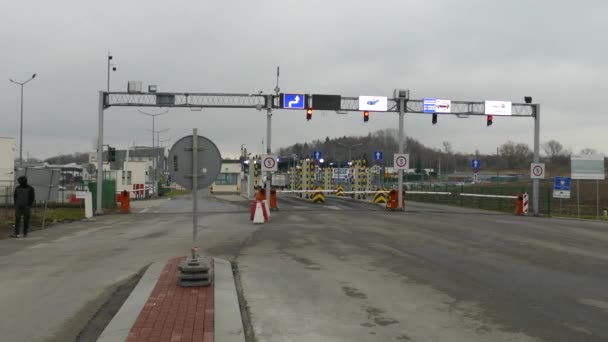 Στατικό Πλάνο Των Λωρίδων Αυτοκινήτων Στην Ουκρανική Πολωνική Συνοριακή Διέλευση — Αρχείο Βίντεο