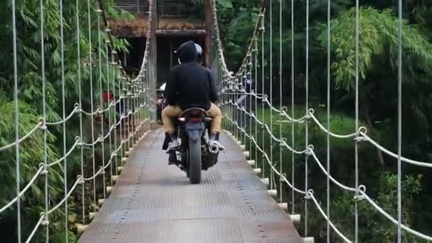 Подвесной Мост Через Реку Мотоциклом Пересекающим Утром Сукабуми Западная Ява — стоковое видео