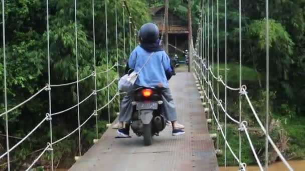 Suspension Bridge River Motorcycle Crossing Morning Sukabumi West Java Indonesia — Vídeos de Stock