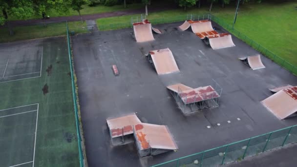 Aerial View Flying Rising Orbit Fenced Skate Park Ramp Tennis — Stockvideo