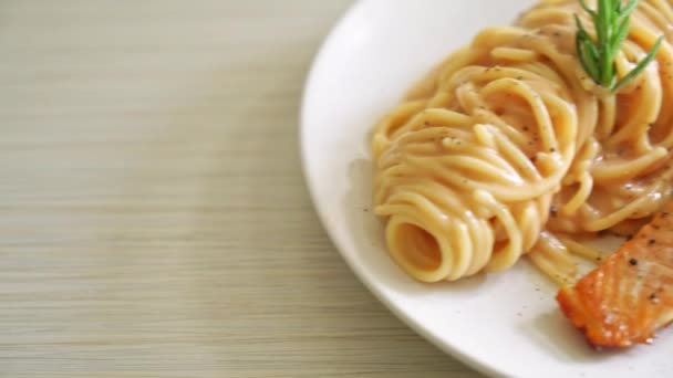 Grillad Laxfilé Med Spaghetti Krämig Tomatsås — Stockvideo