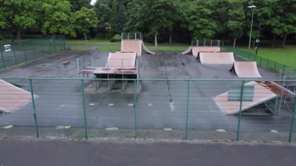 Aerial View Panning Fenced Skate Park Ramp Empty Closed Playground — Vídeo de stock