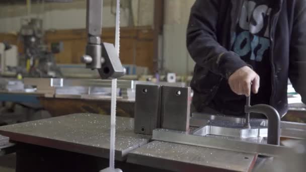 Metalworker Removing Clamps Cutting Aluminum Bandsaw — Stockvideo