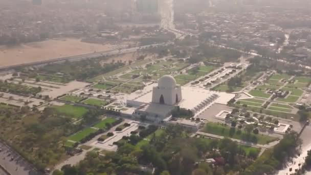 Aerial Flying Jinnah Mausoleum Karachi Hazy Day — Vídeos de Stock