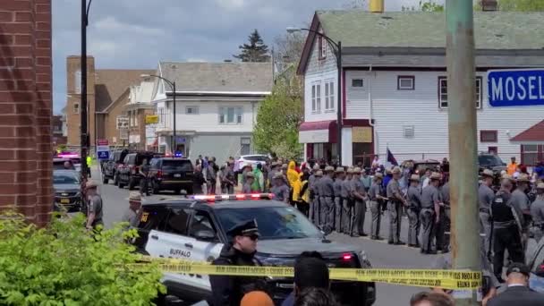 Policemen Lined Street Journalists Locals Mass Shooting Racist Attack Buffalo — Stockvideo