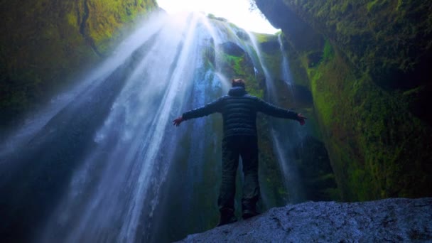 Scandinavian Man Admiring Gljufrabui Waterfall Looking Holding His Hands Raised — Vídeo de stock
