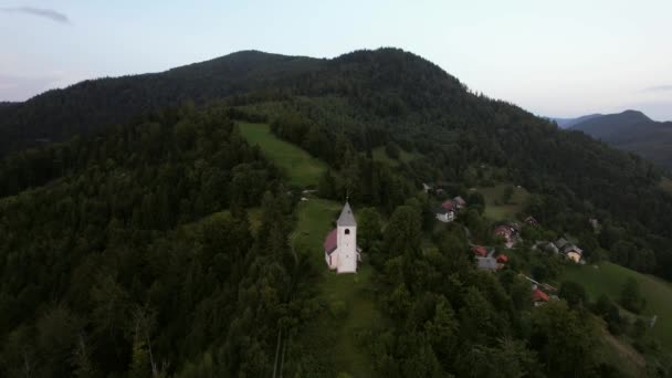 Aerial Video Beautiful Lonely Church Slovenian Landscape Filmed Stunning Sunset — Video Stock