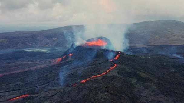 Flying Lava Rocks Approaching Active Fagradalsfjall Volcano Lava Streaming Going — Stock video