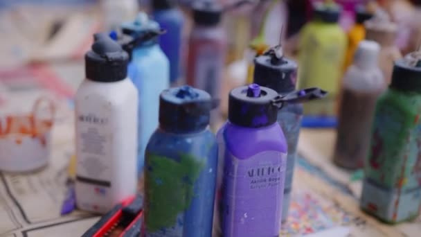 Close Small Paint Cans Different Colours Table Painting Studio — Videoclip de stoc