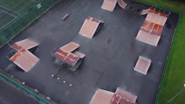 Aerial View Flying Fenced Tennis Court Skate Park Ramp Empty — Stockvideo