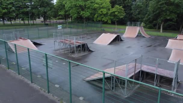 Aerial View Flying Low Fenced Skate Park Ramp Empty Closed — Stock videók