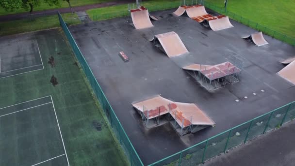 Aerial Descending View Flying Fenced Skate Park Ramp Empty Closed — Stockvideo