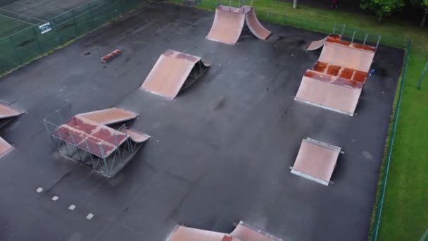 Aerial View Rising Fenced Skate Park Ramp Empty Closed Playground — Stockvideo