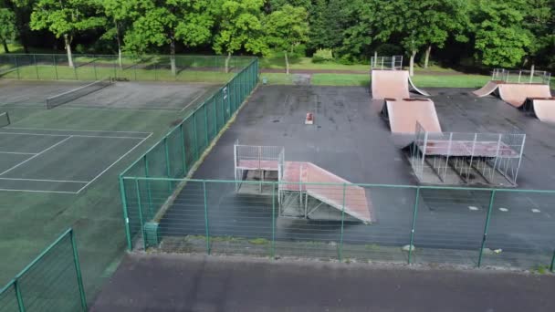 Aerial View Flying Fenced Tennis Court Skateboarding Park Ramp Empty — Stockvideo