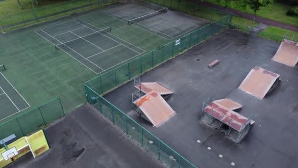 Aerial View Birdseye Orbit Flying Fenced Tennis Basketball Skate Park — Stockvideo