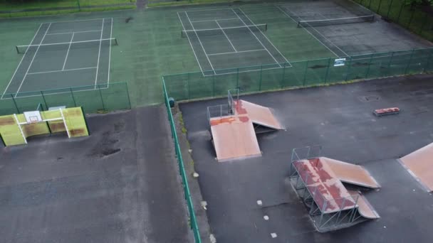 Aerial View Birdseye Descent Flying Fenced Skate Park Ramp Empty — Stockvideo